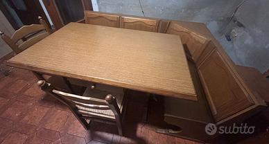 Panca con tavolo e due sedie