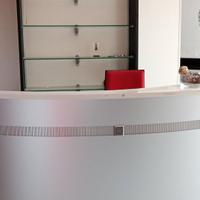 arredamento da  estetista con banco reception