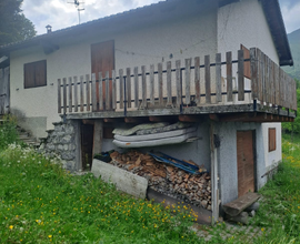 Baita in montagna immersa nel verde