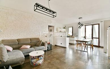 RAFFINATO APPARTAMENTO CON DOPPI SERVIZI E GARAGE