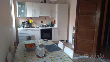 Ampia Camera in appartamento ristrutturato