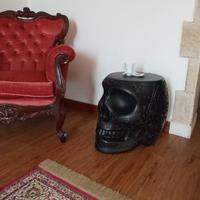 Sgabello tavolino teschio