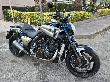 Yamaha VMAX 1700 Akrapovic