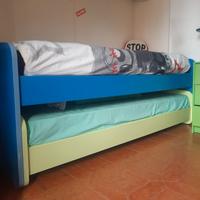 Coppia di letti completi sopra e sotto