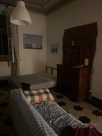 Camera singola, spaziosa con soffitti alti