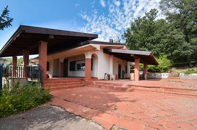 Villa singola con 5 camere -vicino bosco ciancio