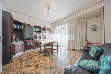 Ampio bilocale con doppio balcone