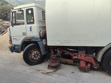 Iveco Fiat 135.14 con gruppo spazzatrice