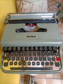 Macchina da scrivere vintage Olivetti lettera 22