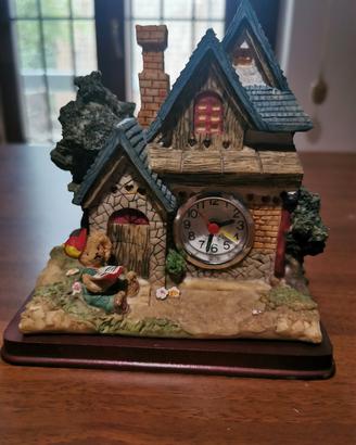 casetta fiabesca con orologio