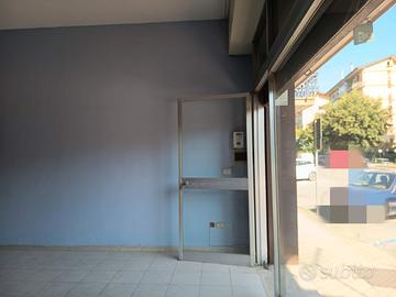 Locale commerciale con vetrina - Fronte strada