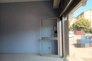 Locale commerciale con vetrina - Fronte strada