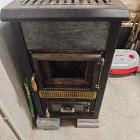 Stufa a legna con rivestimento in pietra ollare