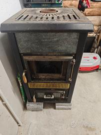 Stufa a legna con rivestimento in pietra ollare