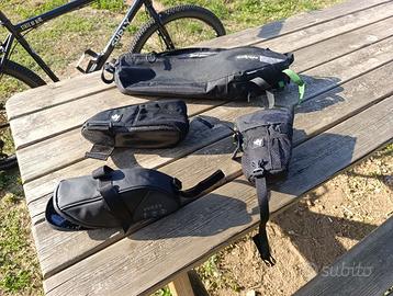 Kit 4 Borse Bikepacking (Miss Grape + Apidura)