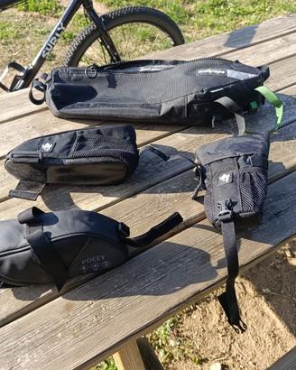 Kit 4 Borse Bikepacking (Miss Grape + Apidura)