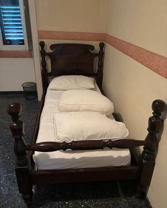 struttura letto di legno e materasso con rete