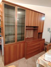 Parete attrezzata con tavolo e sedie