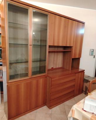 Parete attrezzata con tavolo e sedie