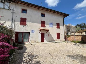 Casa ristrutturata immersa nel verde con due ab...