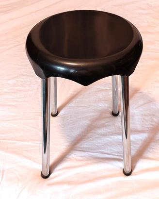 sgabello vintage in bachelite e gambe in acciaio