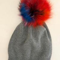 Cappello donna grigio con maxi pon pon multicolor