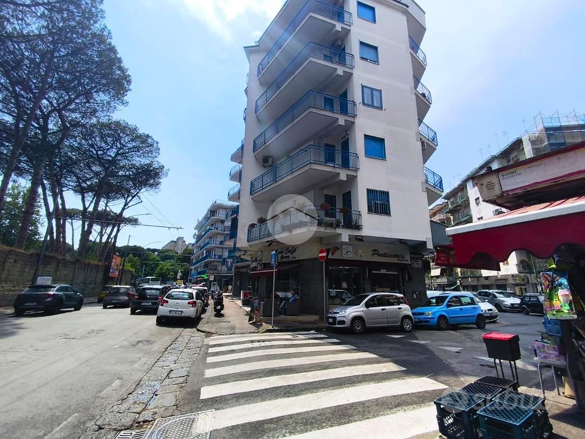 NEGOZIO A NAPOLI - Vista 3