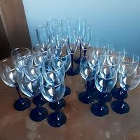 Bicchieri a calice con stelo blu cobalto 