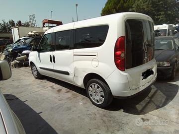 FIAT DOBLO E RANGE ROVER 2011