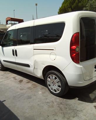 FIAT DOBLO E RANGE ROVER 2011
