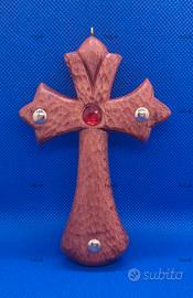 Croce in legno di Noce Bahia scalpellata.