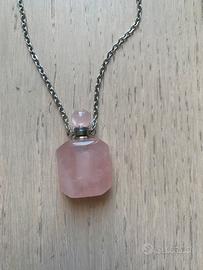 Collana con porta produmo pendente in quarzo rosa
