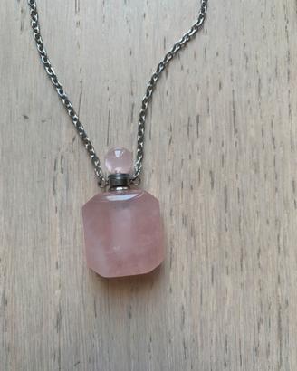 Collana con porta produmo pendente in quarzo rosa