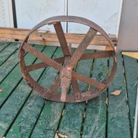 Ruota in ferro per carriola antica