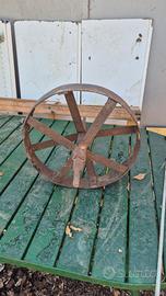 Ruota in ferro per carriola antica
