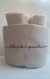 Portaogetti cucito e ricamato mano, 2 asciugamani