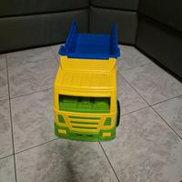 Camion gioco grande.