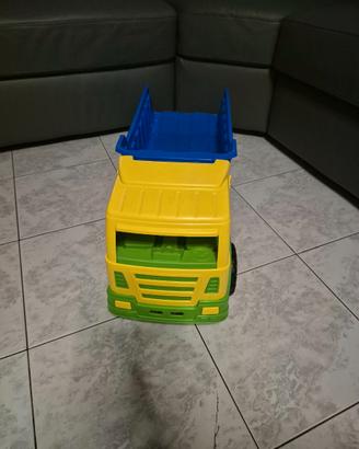 Camion gioco grande.