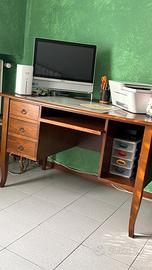 Scrivania in Legno di Ciliegio con Cassetti e ripi