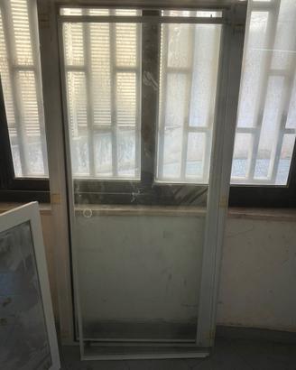 Porta doccia in vetro con telaio