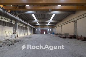 GRANDI CAPANNONI SU AMPIA CORTE ESTERNA , PIÙ STAB