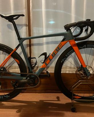Bici gravel Cube