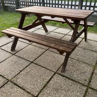 Tavolo da giardino con panche in legno.