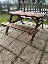 Tavolo da giardino con panche in legno.