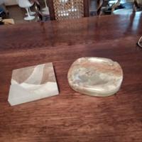 Coppia di posacenere in marmo.