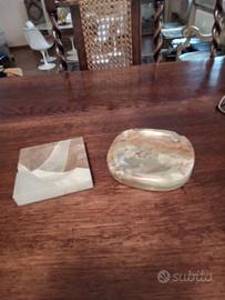 Coppia di posacenere in marmo.