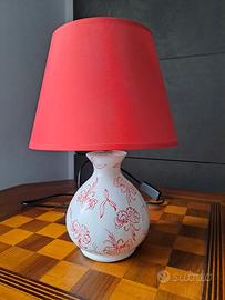 Lampada in ceramica con paralume rosso