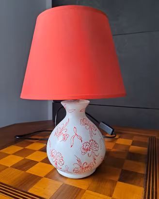 Lampada in ceramica con paralume rosso