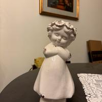 Statuetta di angelo in ceramica bianca