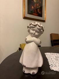 Statuetta di angelo in ceramica bianca